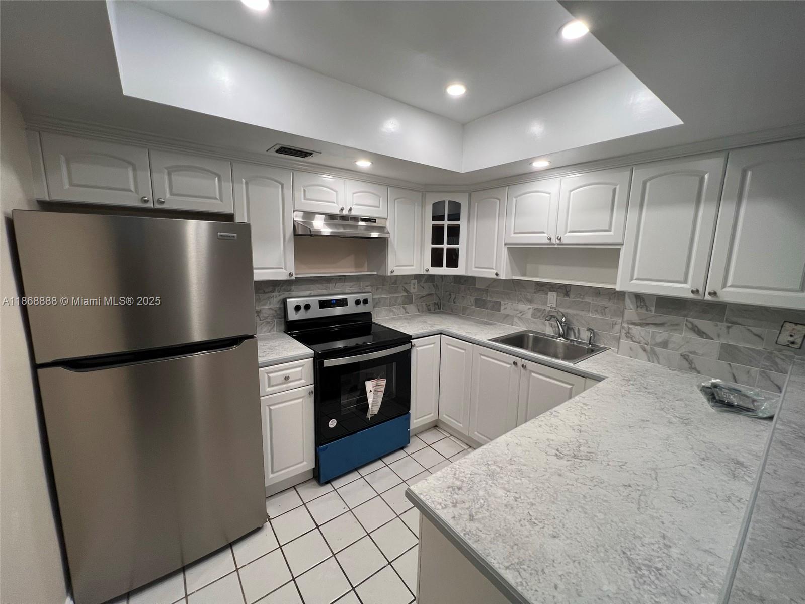 3 bedrooms! Freshly painted two story townhouse. Remodeled kitchen with stainless steel appliances. Washer/Dryer inside unit. Beautiful and opened kitchen. bright and spacious living room. Spacious closets. Screened and spacious patio. community features pool. Close to shopping, grocery stores and hospitals. Water not included in condo fees.