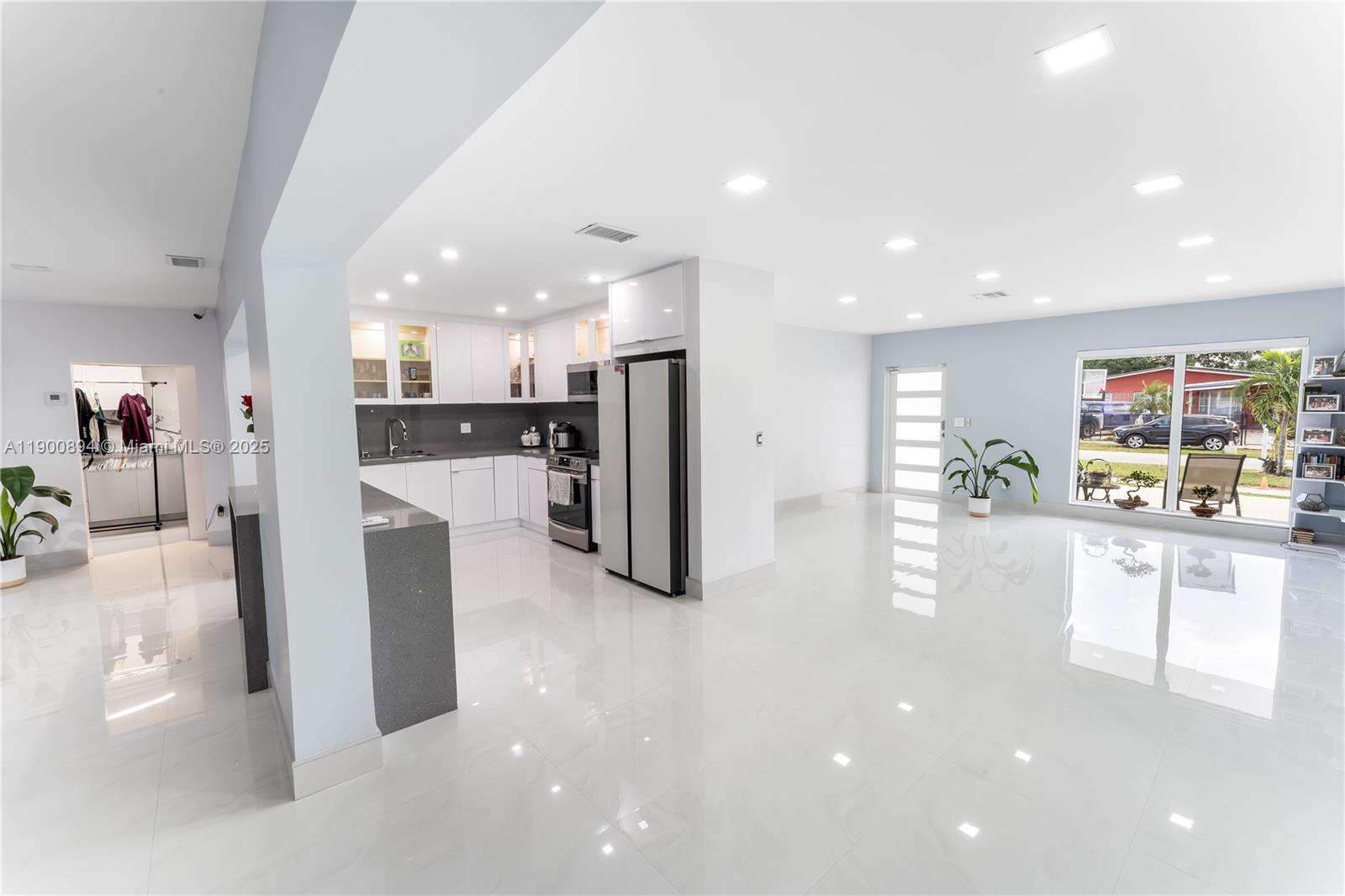 SO MIAMI HEIGHTS ADDN D - Residential Lease