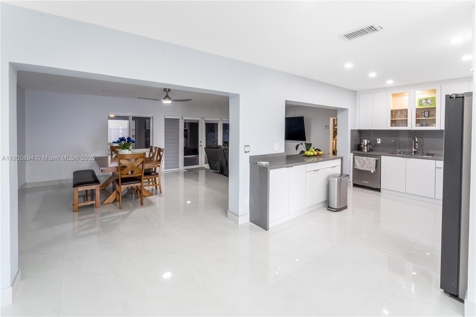 SO MIAMI HEIGHTS ADDN D - Residential Lease