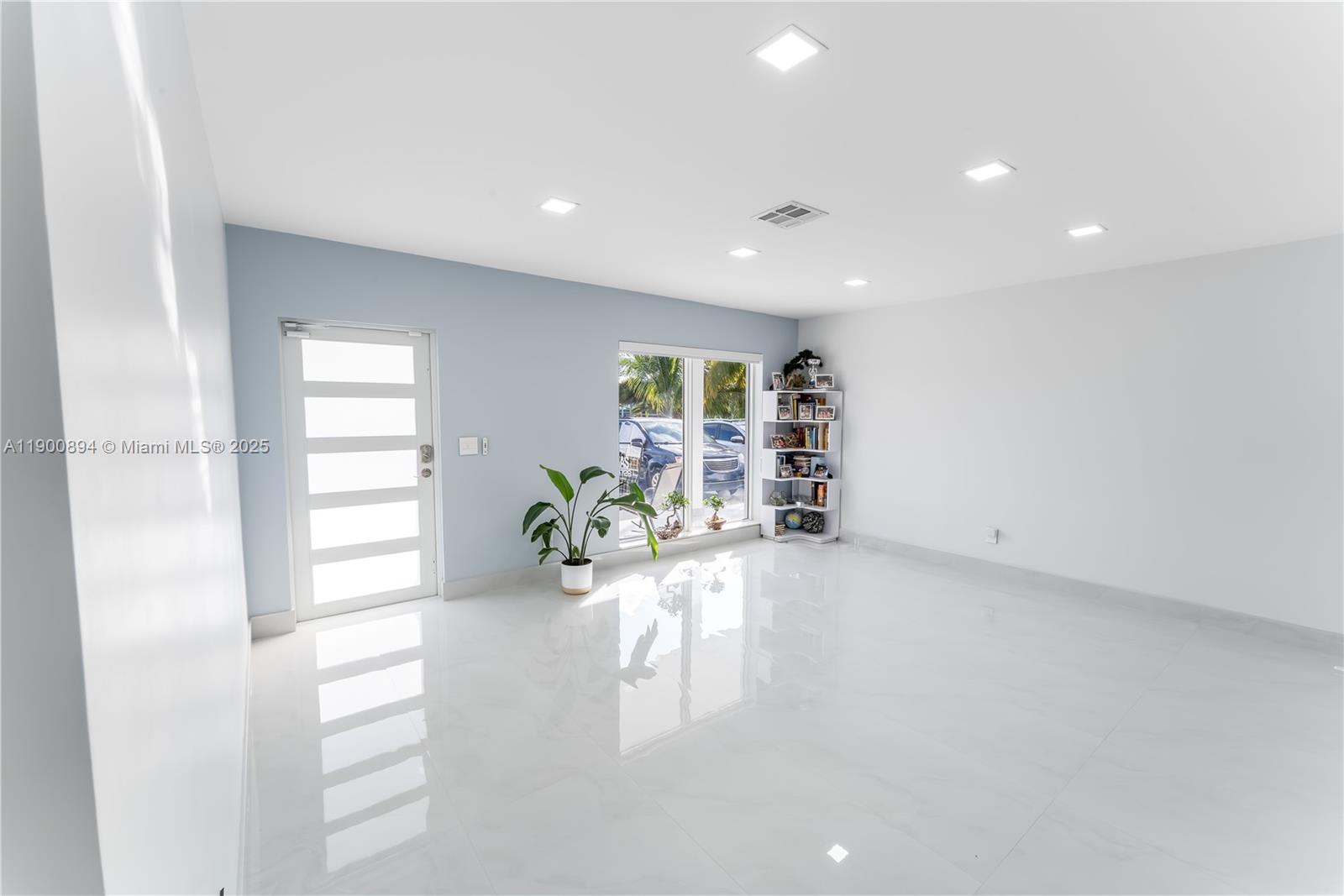 SO MIAMI HEIGHTS ADDN D - Residential Lease