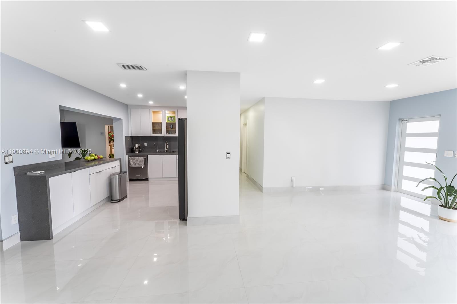 SO MIAMI HEIGHTS ADDN D - Residential Lease