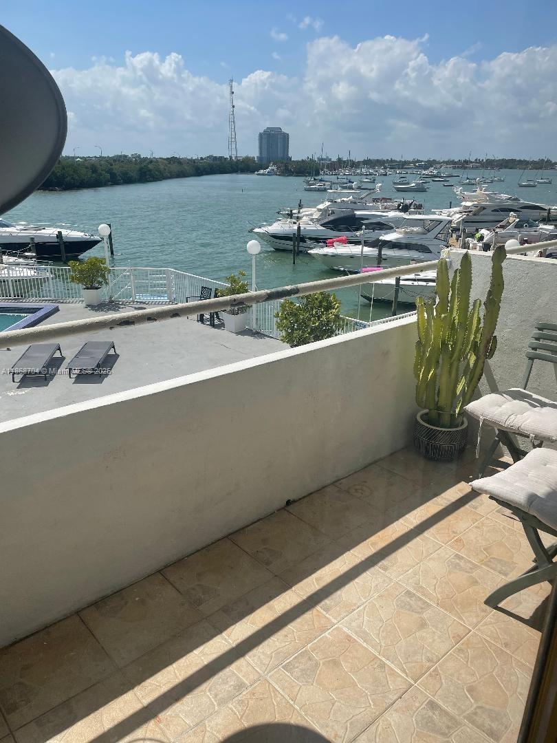 BAYSHORE YACHT & TENNIS C - Residential