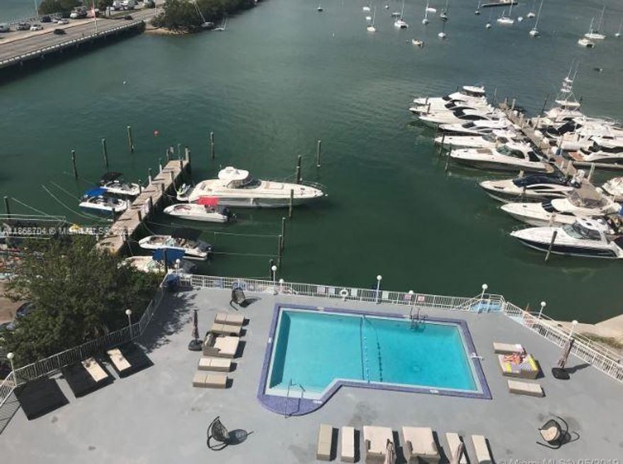 Charming studio with direct intracoastal view. Opportunity to own an Income Property in Prime Location. Minutes to Miami Beach, Downtown, Midtown, restaurants and shopping. Daily, weekly and monthly rentals allowed. Wake up to mesmerizing Stunning intracoastal view. Owner financing available with 30% down, interest only at 10%, 5 year balloon payment.