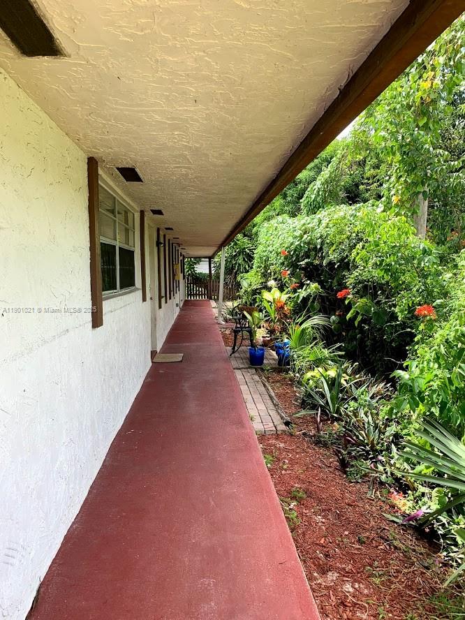 HOLLYWOOD LITTLE RANCHES - Residential Lease