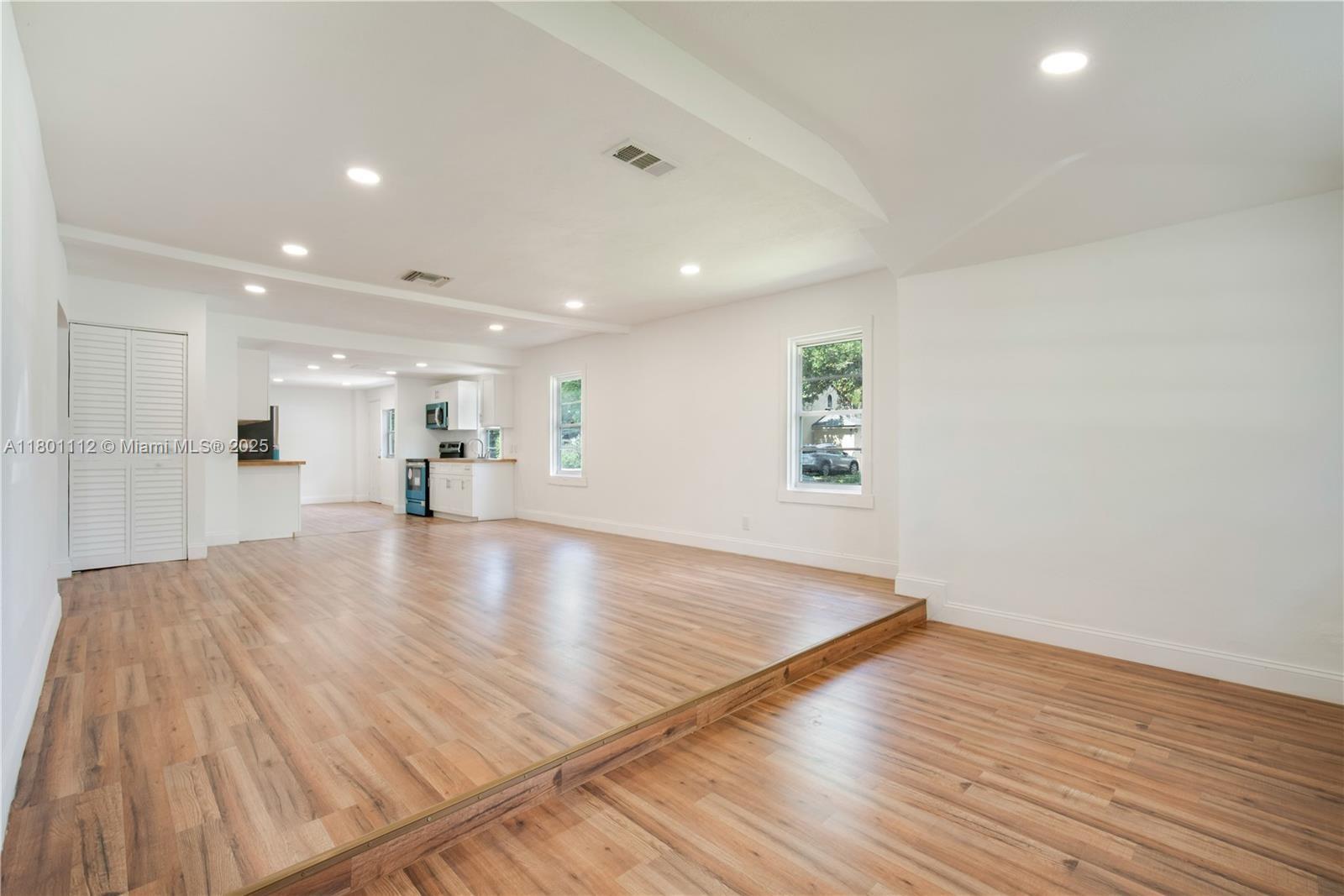 HOLLYWOOD PARK - Residential