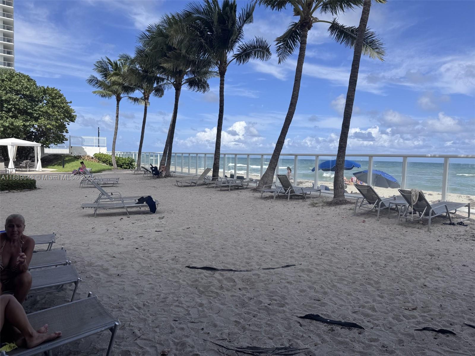 RESIDENCES ON HOLLYWOOD B - Residential