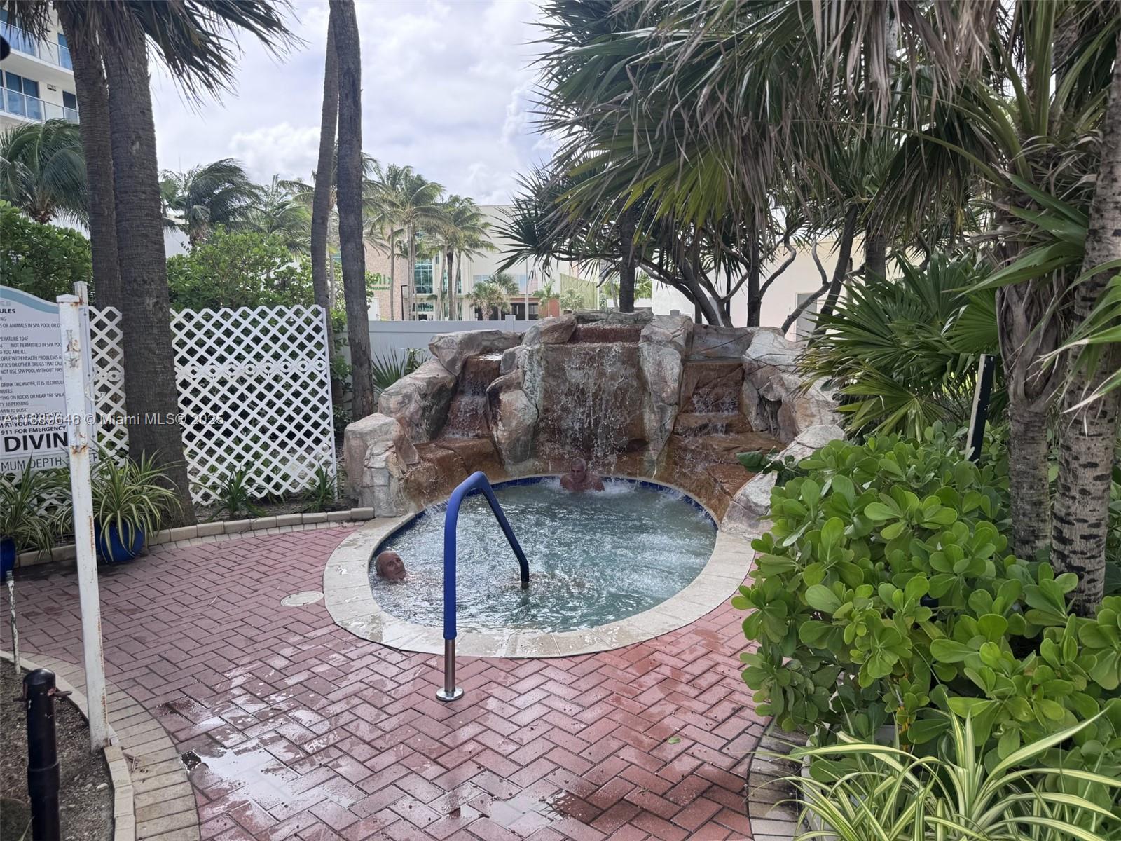 RESIDENCES ON HOLLYWOOD B - Residential