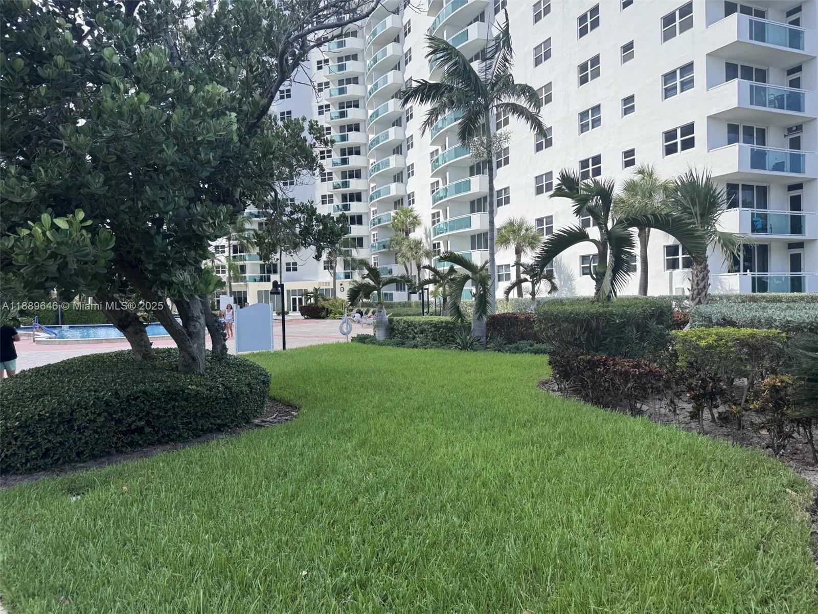 RESIDENCES ON HOLLYWOOD B - Residential