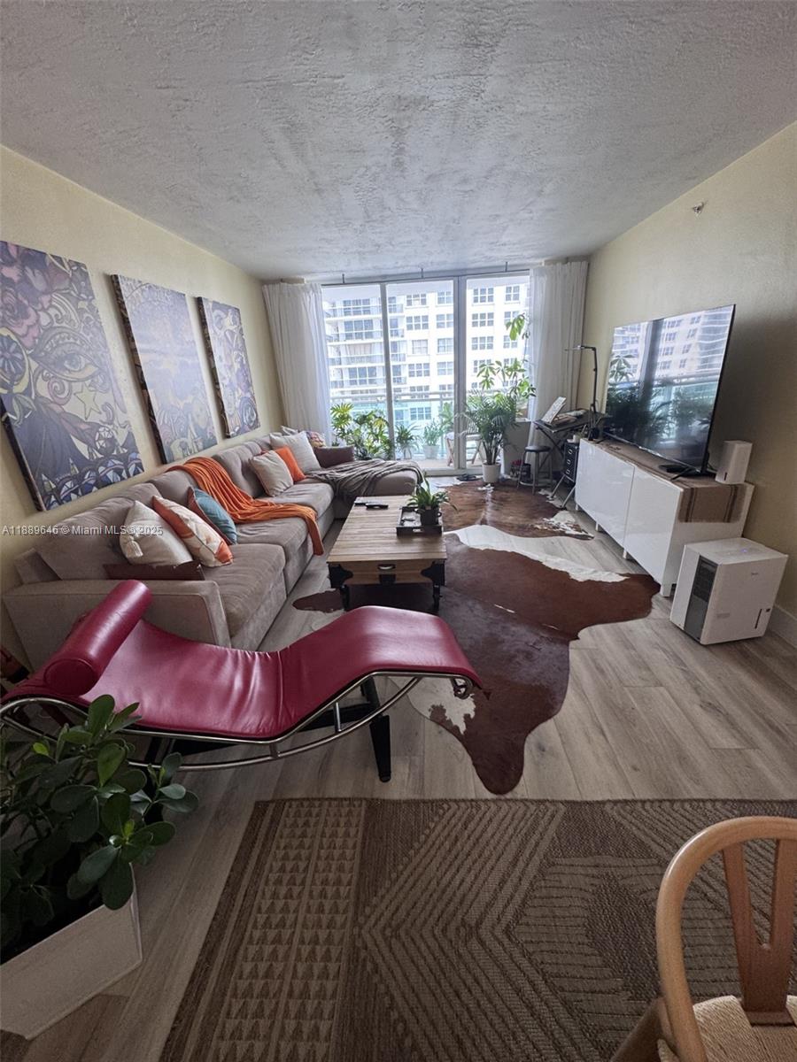 RESIDENCES ON HOLLYWOOD B - Residential