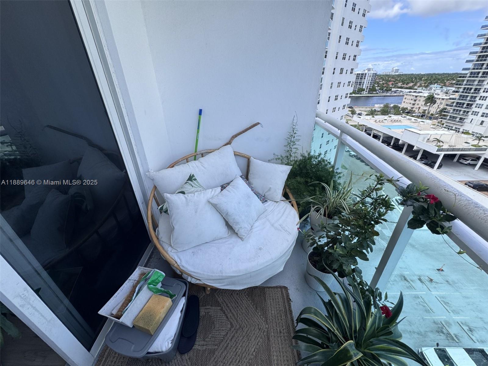 RESIDENCES ON HOLLYWOOD B - Residential