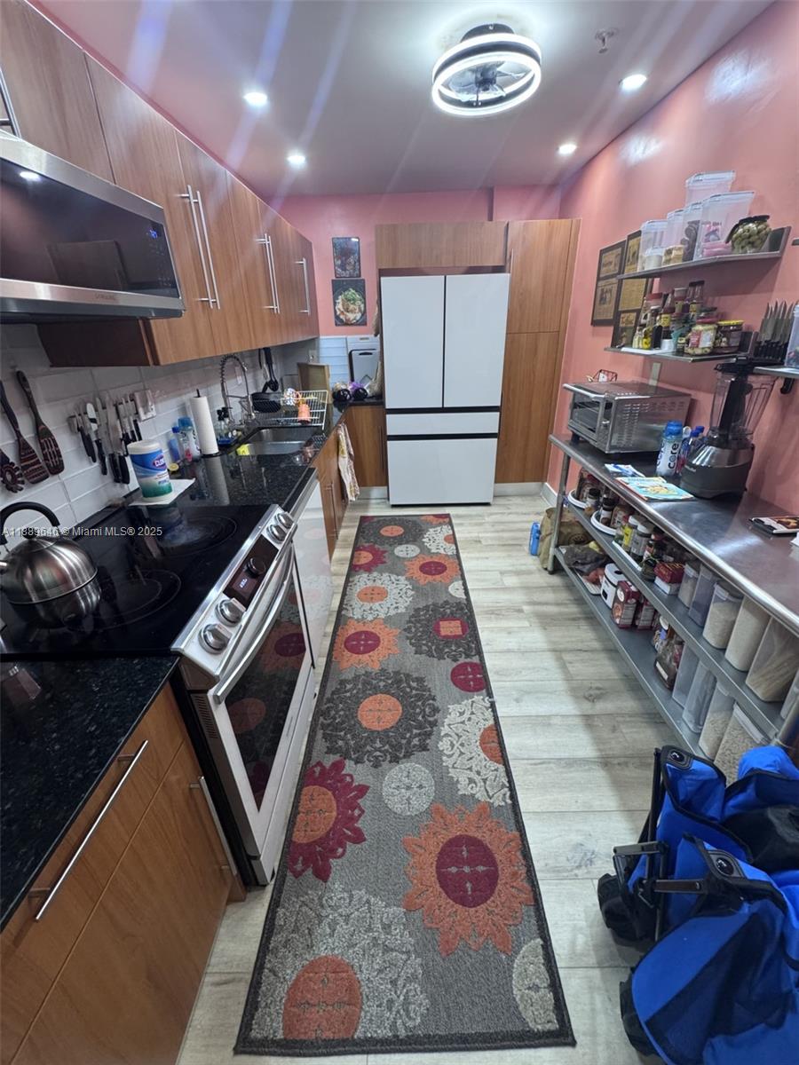 RESIDENCES ON HOLLYWOOD B - Residential