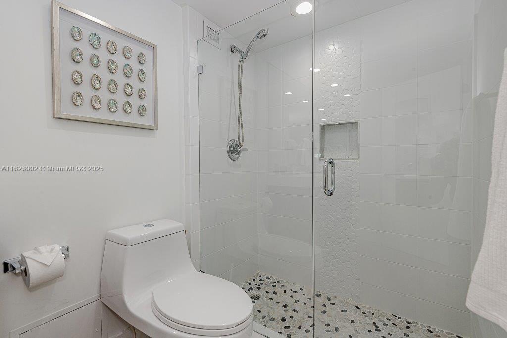 RONEY PALACE CONDO - Residential Lease