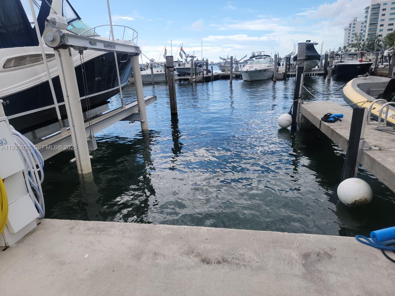 7601 E TREASURE DR / DOCK D5