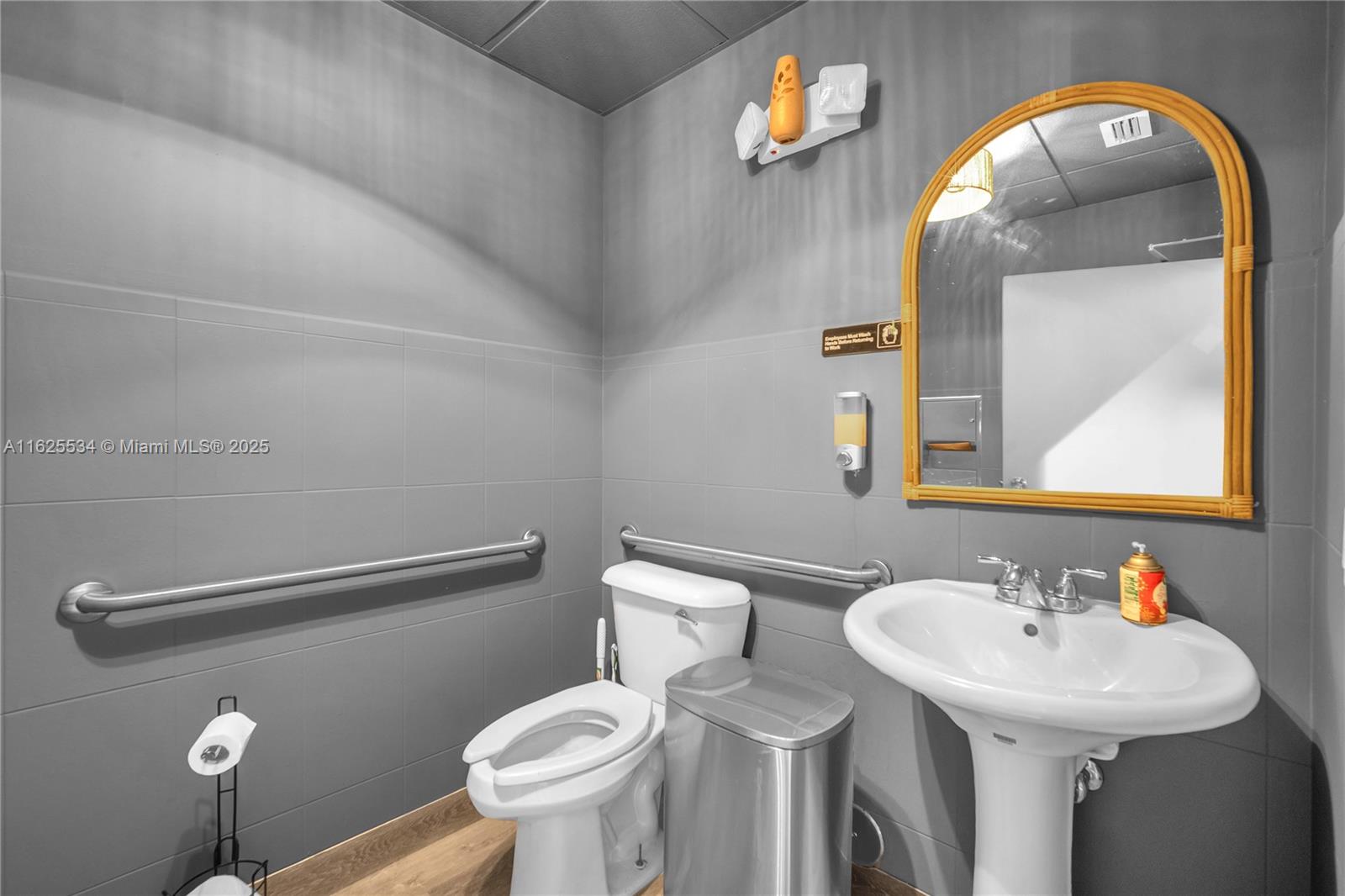 Main image without alt text