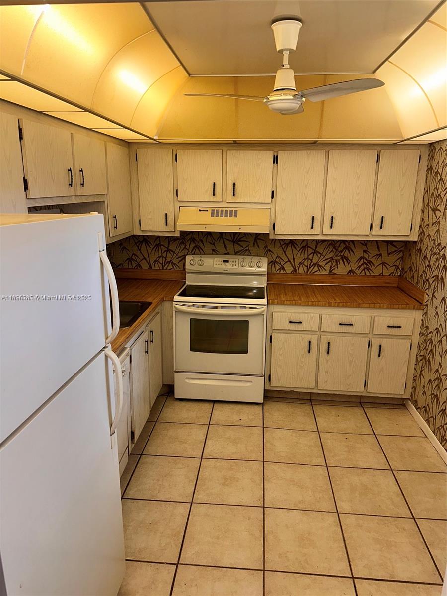 COURTYARDS OF BROWARD CON - Residential Lease