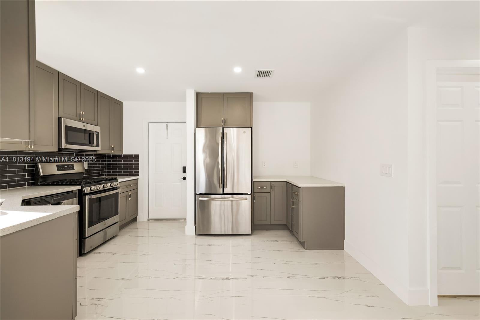 FLAMINGO MANORS - Residential Lease