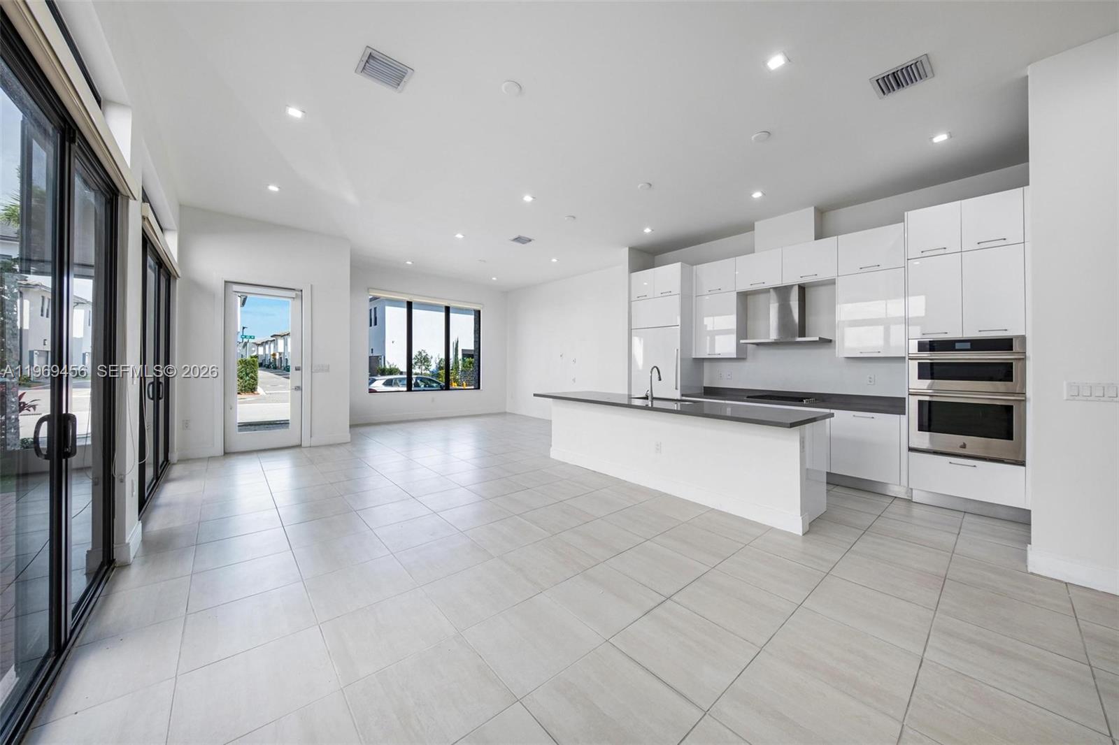 DOWNTOWN DORAL SOUTH PHAS - Residential Lease