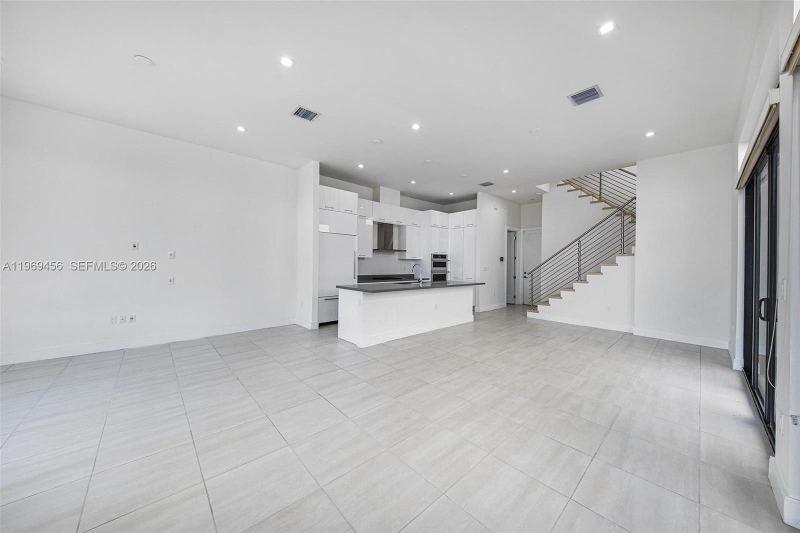 DOWNTOWN DORAL SOUTH PHAS - Residential Lease