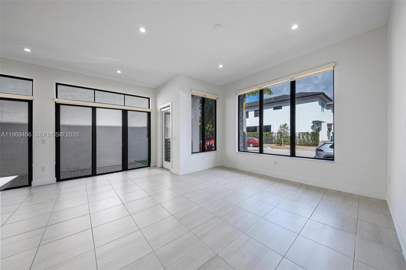 DOWNTOWN DORAL SOUTH PHAS - Residential Lease