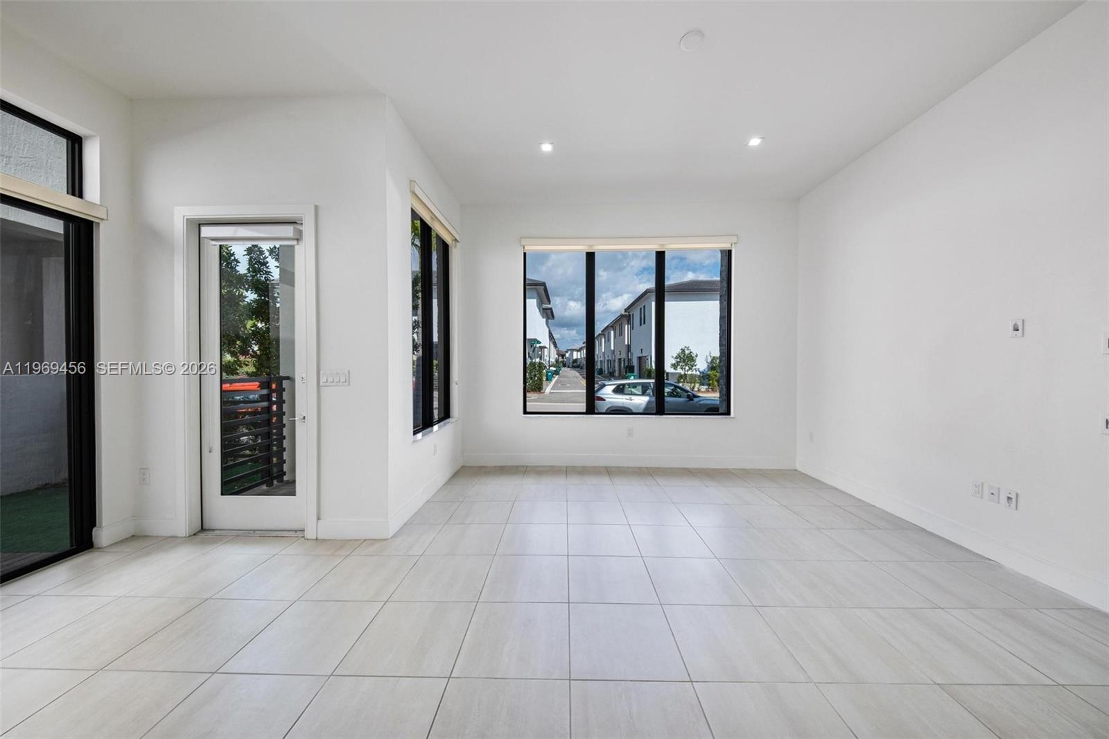 DOWNTOWN DORAL SOUTH PHAS - Residential Lease