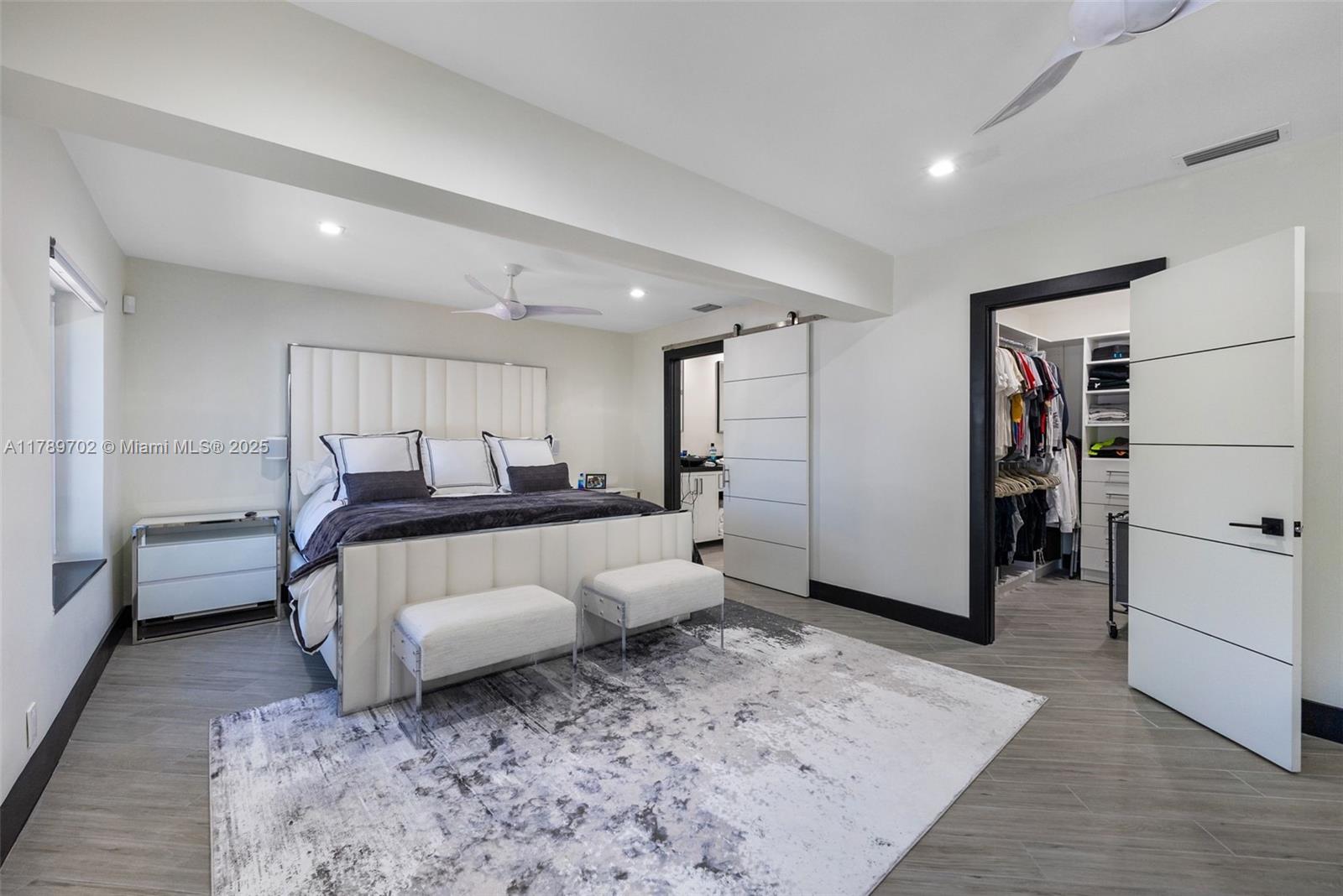 517 S Riverside Dr .