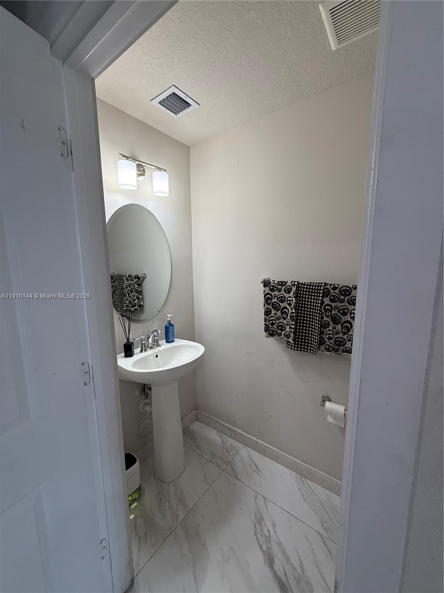 MC RESIDENTIAL - Residential Lease