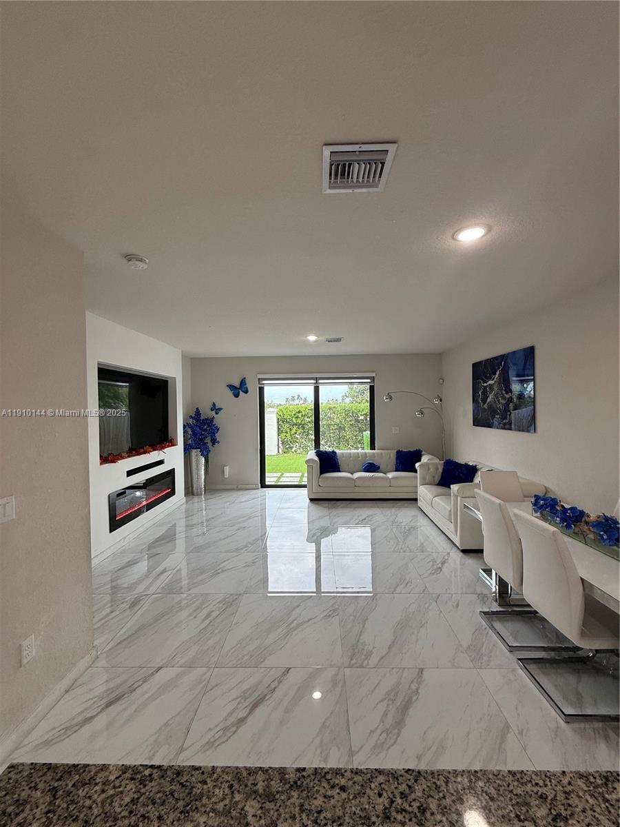 MC RESIDENTIAL - Residential Lease