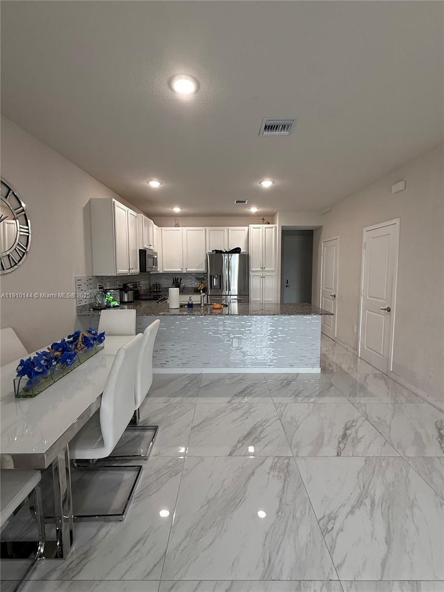 MC RESIDENTIAL - Residential Lease