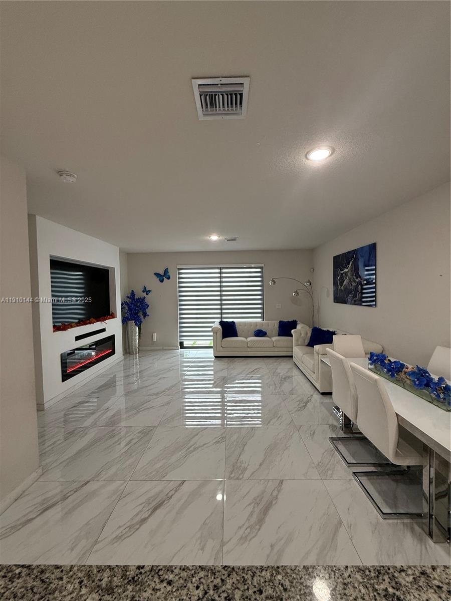 MC RESIDENTIAL - Residential Lease