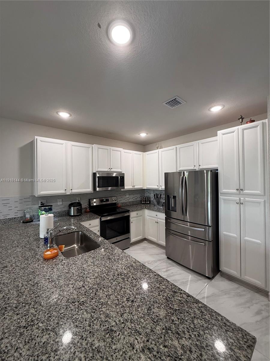 MC RESIDENTIAL - Residential Lease