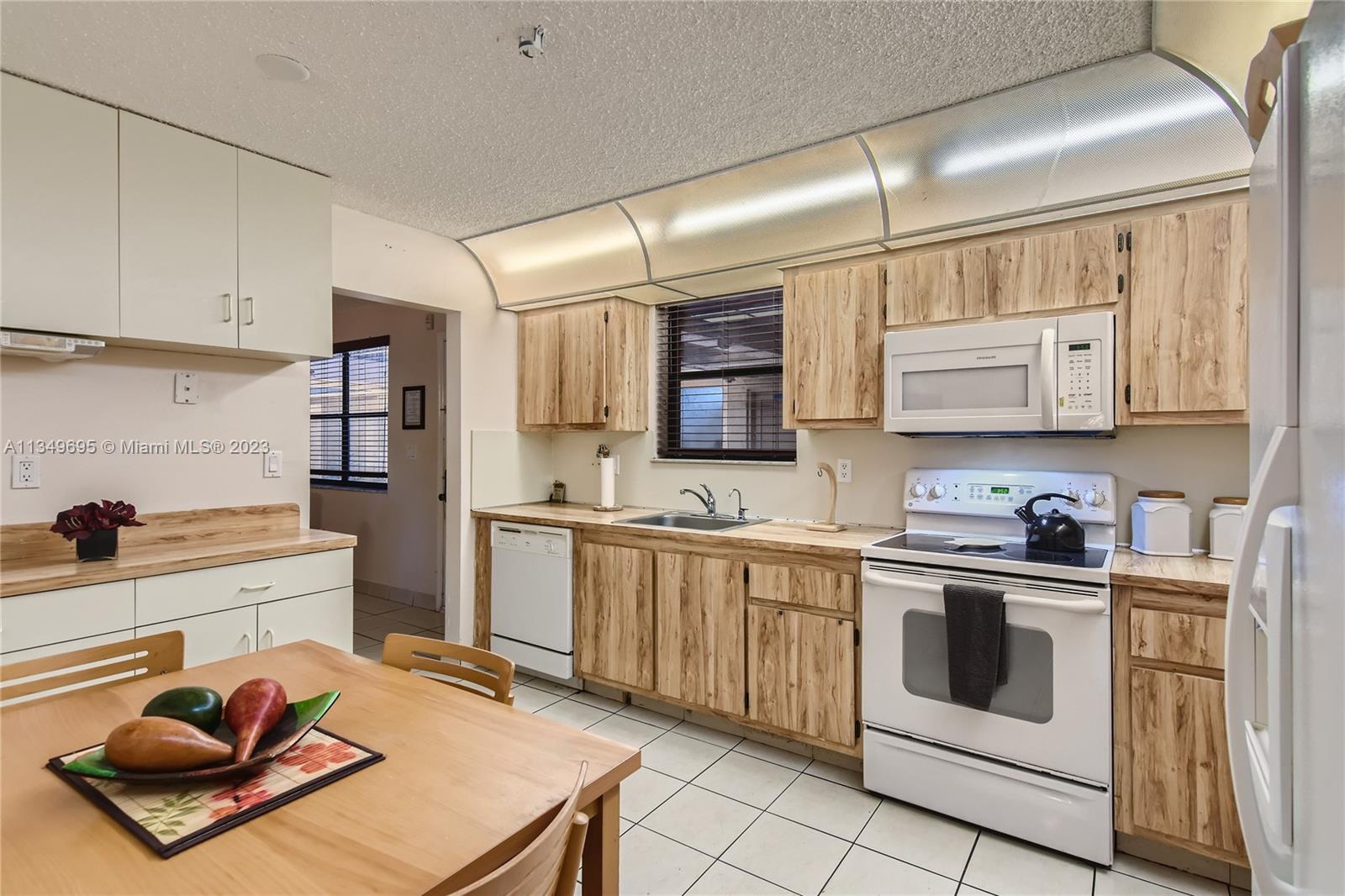 SUMMERTREE VILG CALIF CL - Residential