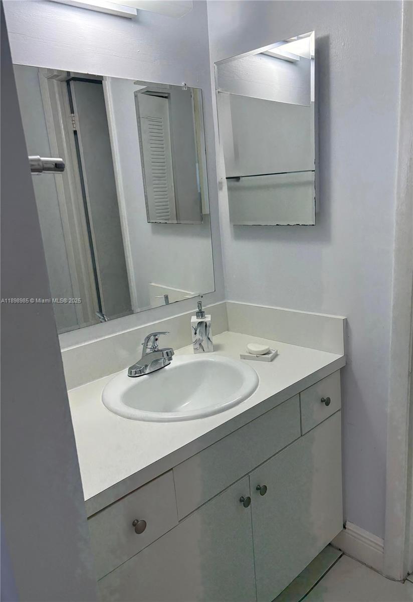 BANYAN TREE SIX CONDO - Residential Lease