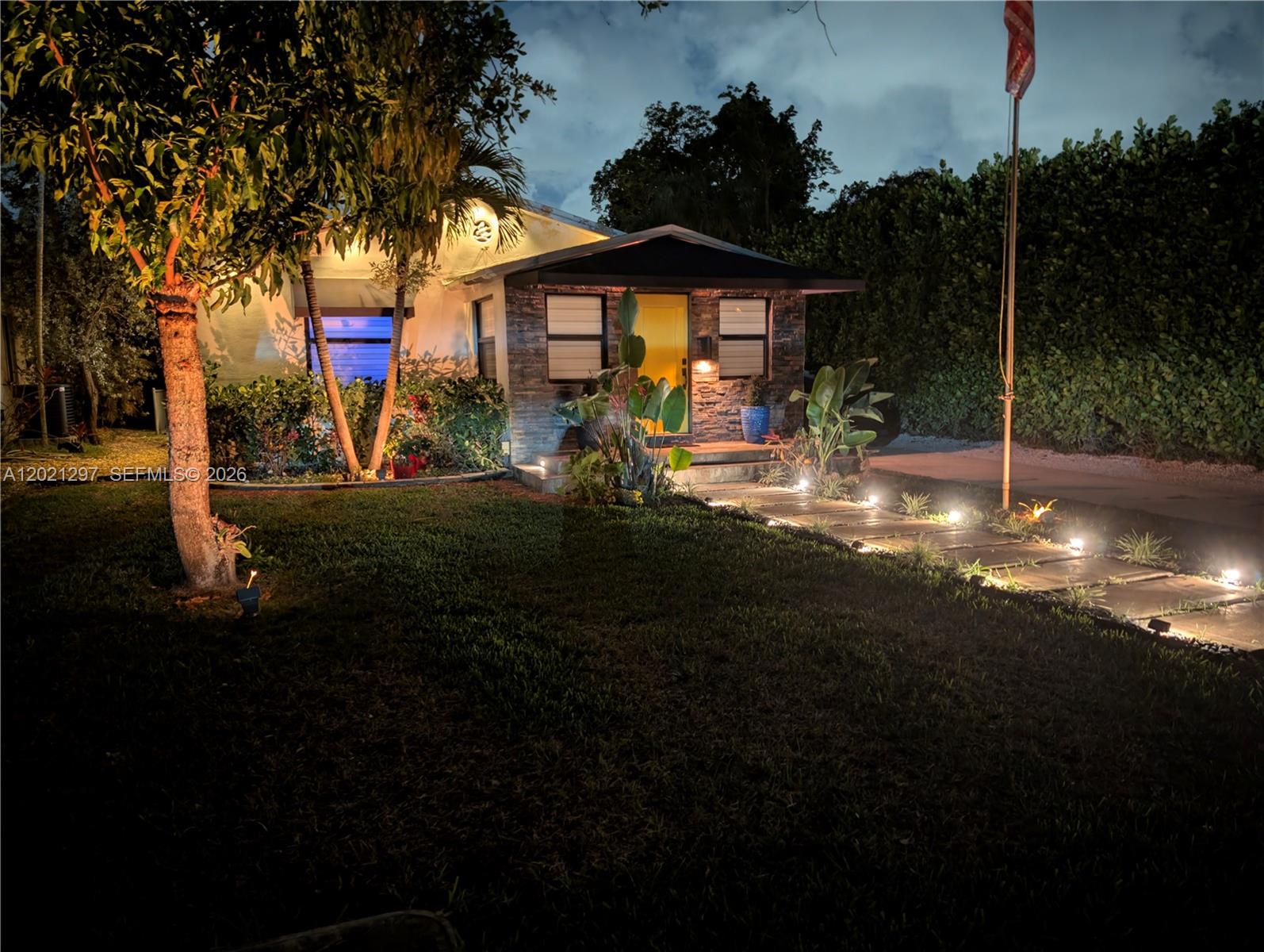 HOLLYWOOD LITTLE RANCHES - Residential