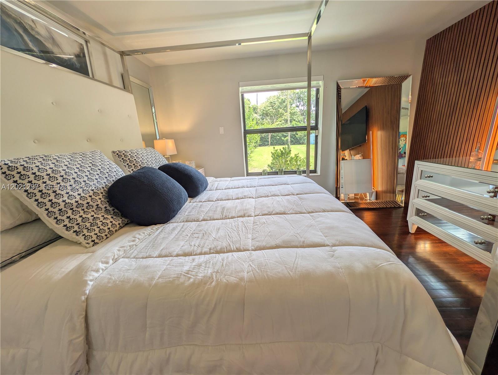 HOLLYWOOD LITTLE RANCHES - Residential