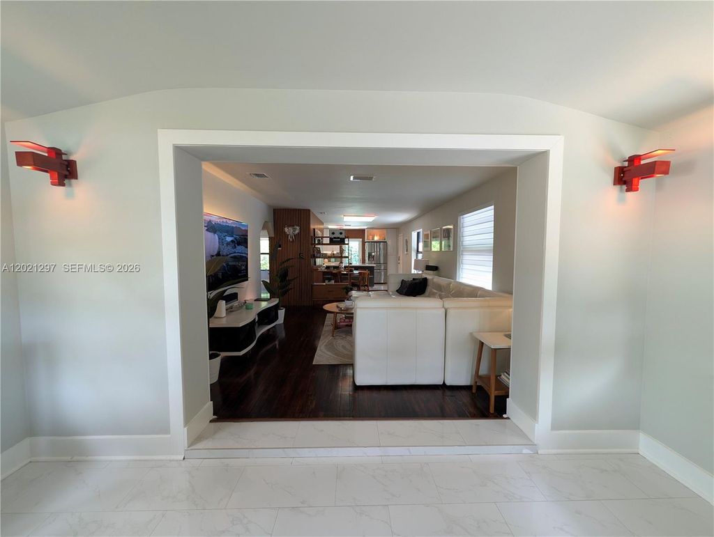 Photo of Hollywood, FL 33020 (MLS # A12021297)