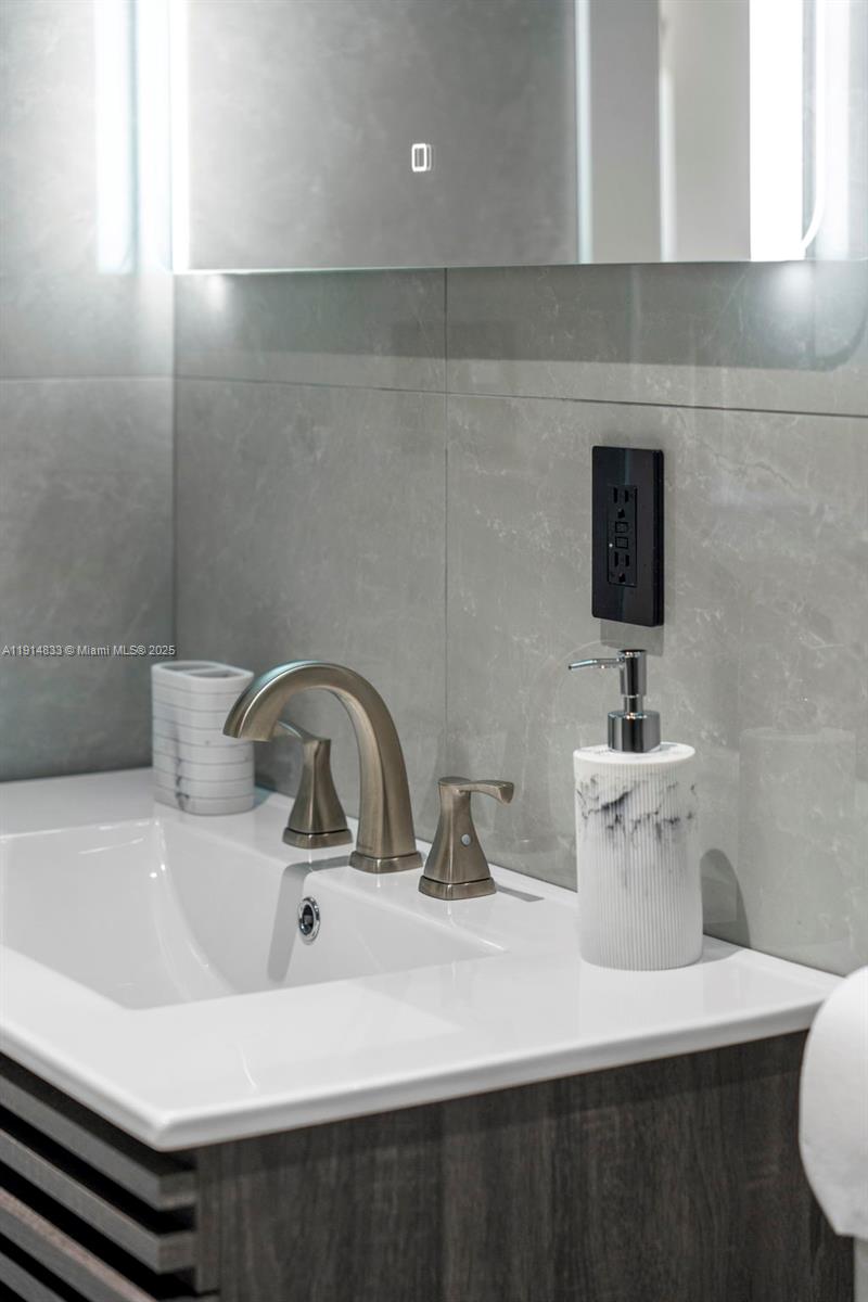 COUNTRY CLUB HOMES - Residential