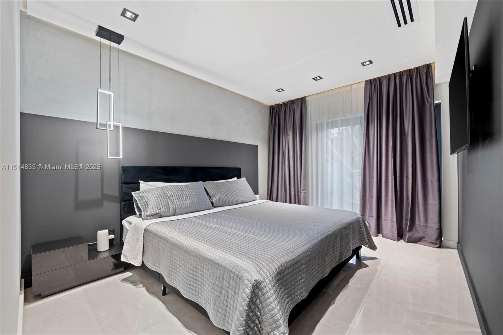 COUNTRY CLUB HOMES - Residential