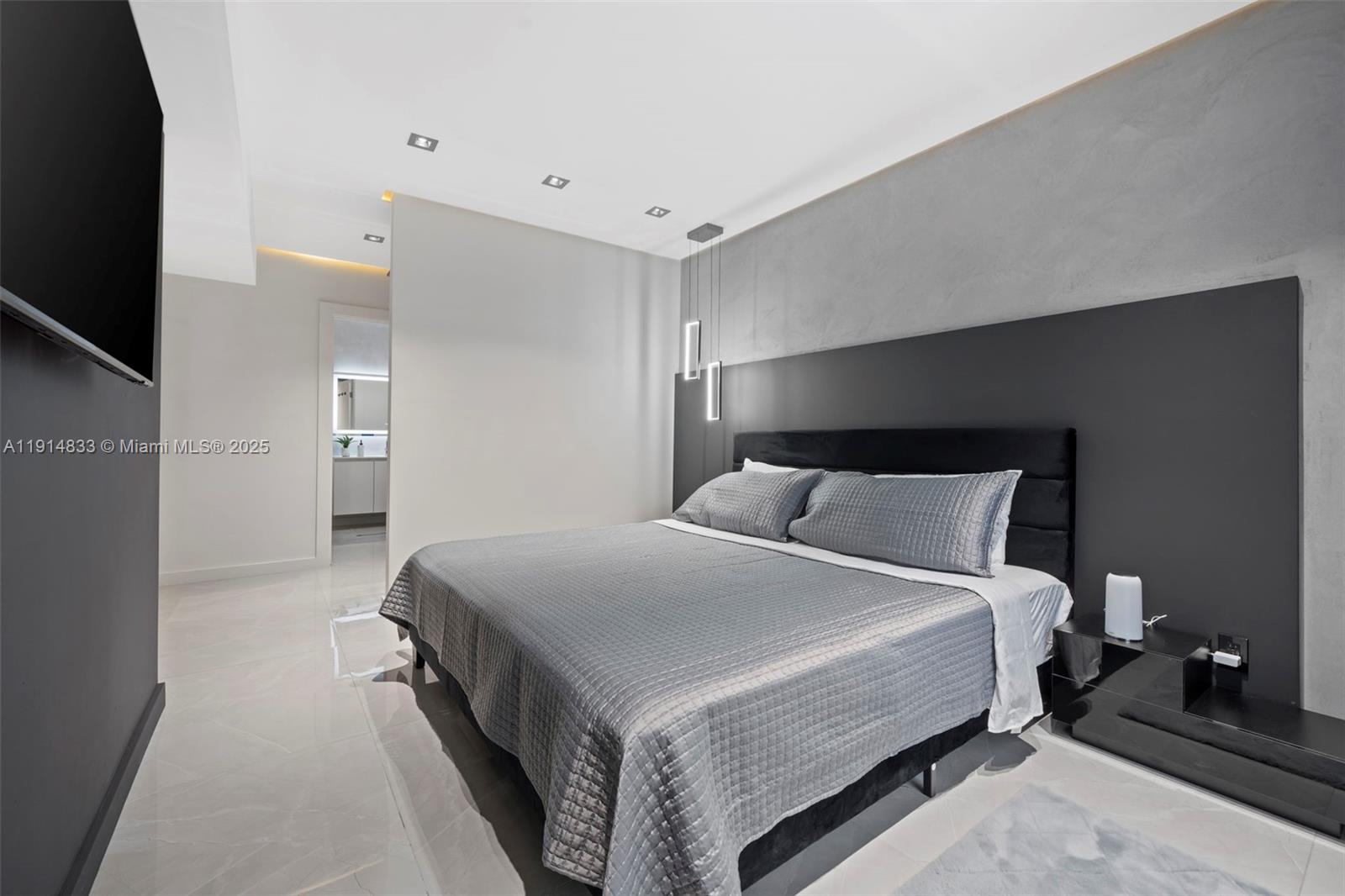 COUNTRY CLUB HOMES - Residential