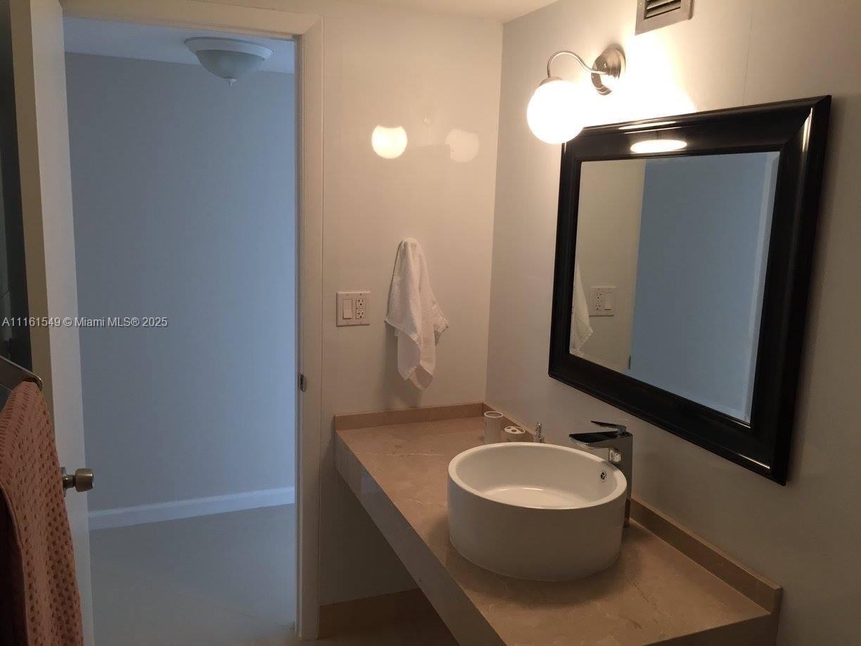 HALLMARK OF HOLLYWOOD CON - Residential Lease