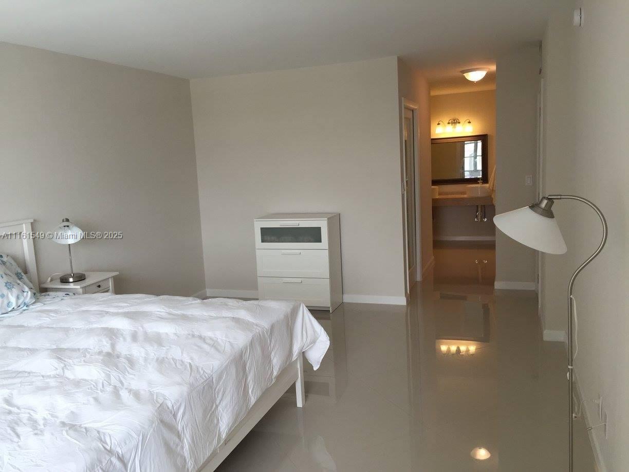 HALLMARK OF HOLLYWOOD CON - Residential Lease