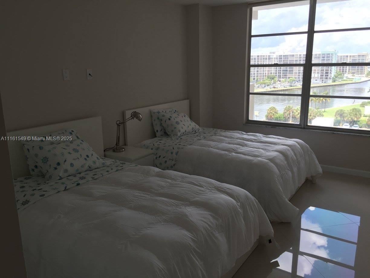 HALLMARK OF HOLLYWOOD CON - Residential Lease