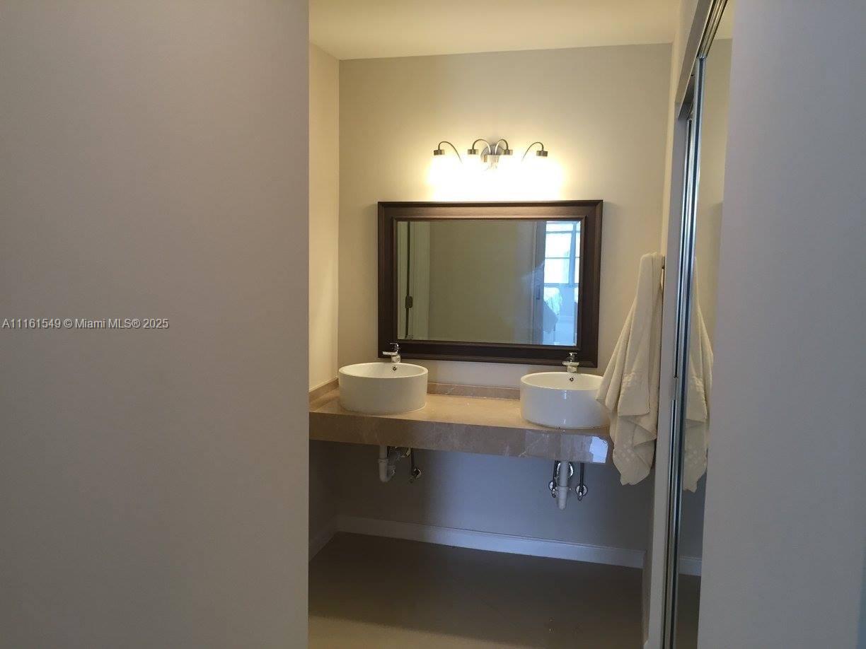 HALLMARK OF HOLLYWOOD CON - Residential Lease