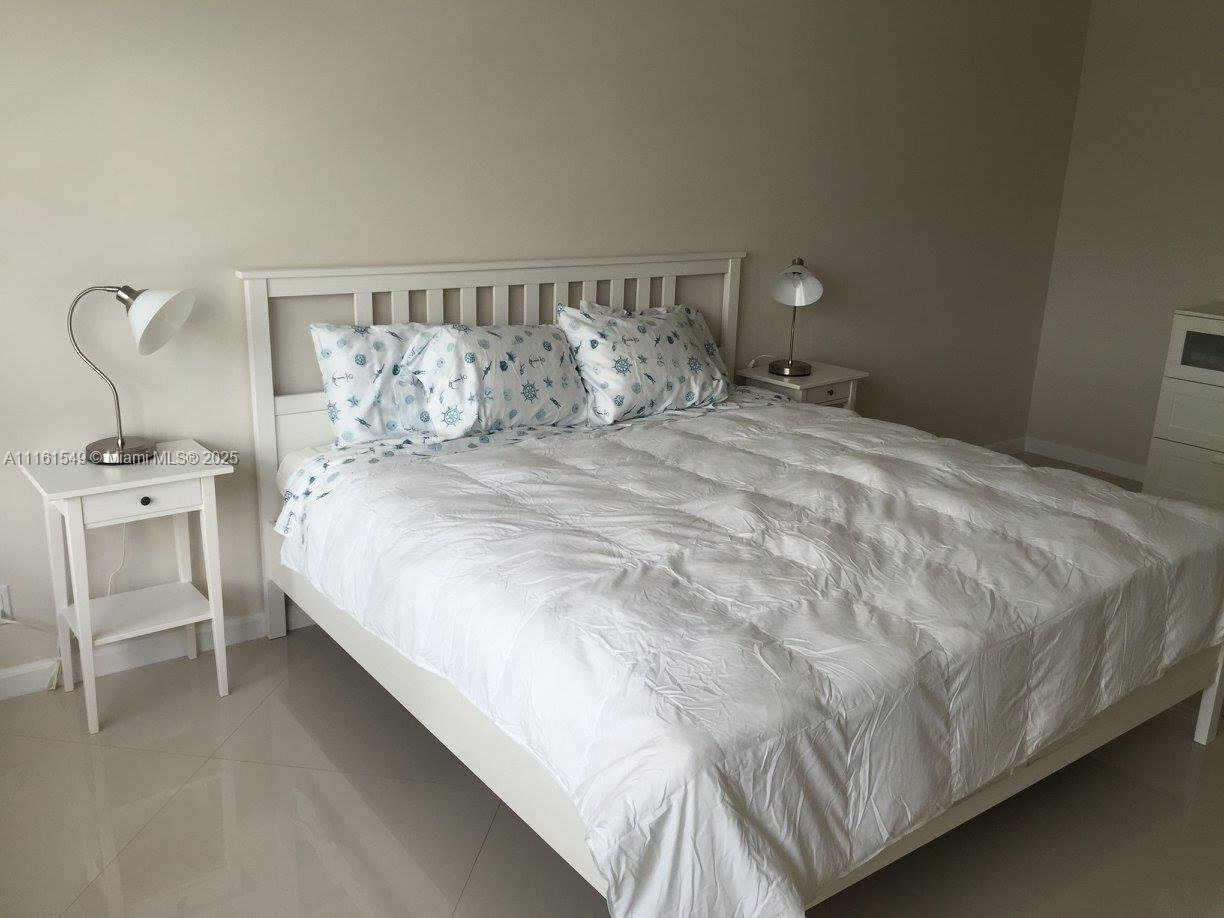 HALLMARK OF HOLLYWOOD CON - Residential Lease