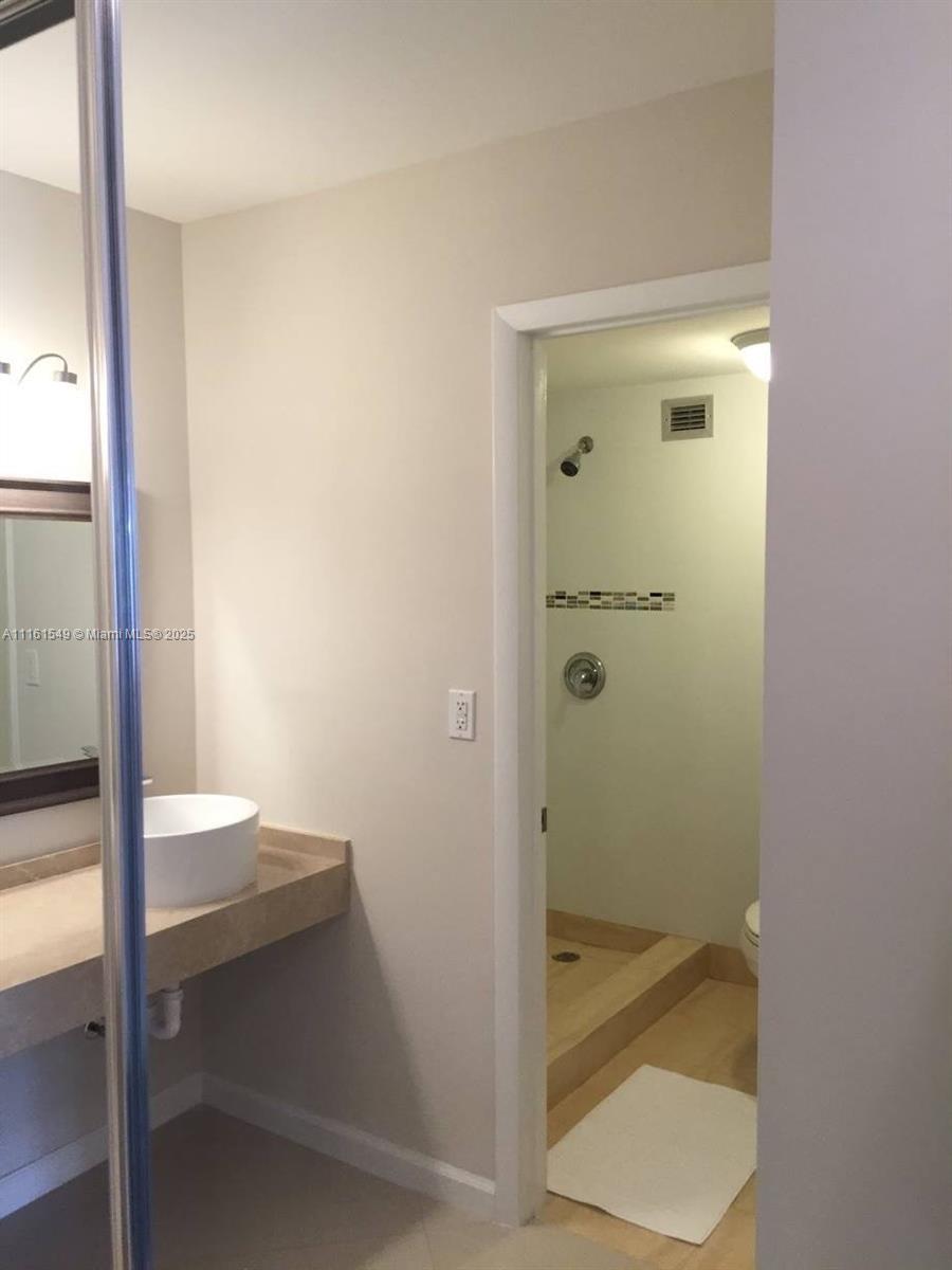 HALLMARK OF HOLLYWOOD CON - Residential Lease