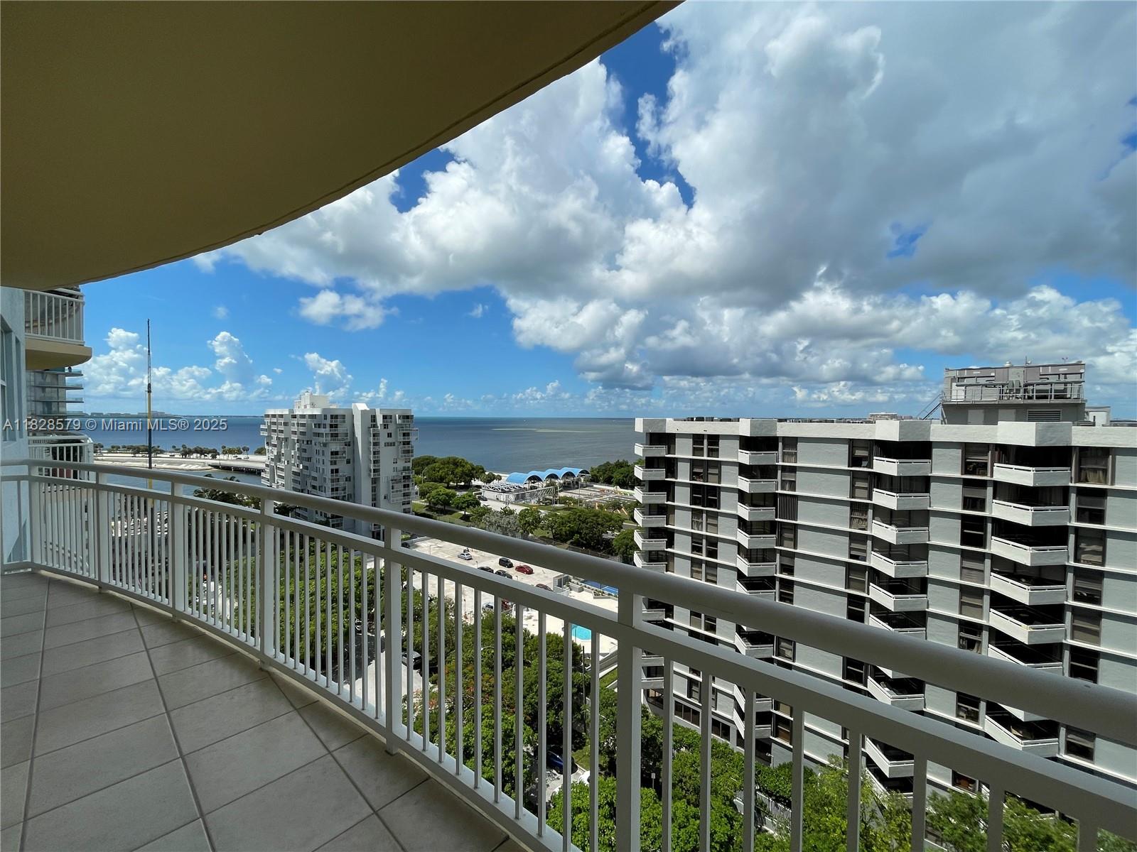 Beautiful and very spacious 1-bedroom with wrapped balcony to enjoy the view from the living room and bedroom.
Tile floor throughout the apartment, washer and dryer inside of the unit. Flawless well kept condominium on Brickell Avenue. Great location next to Key Biscayne entrance, easy access to I-95, 15 minutes from the airport. Great amenities: secured garage and 24-hr security and valet parking, swimming pool, sauna, hot spa, gym, tennis court, barbecue area, convenience store, party room, business center.