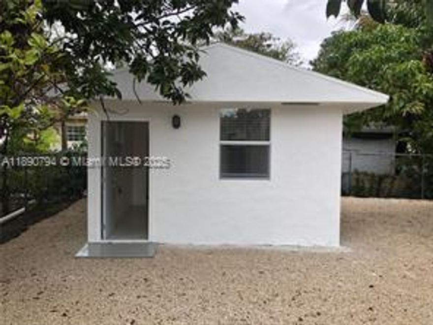 Cozy Little House Efficiency with Full Size Kitchen. Yard fenced in. Private. AC. Stainless Steel Appliances in Kitchen.