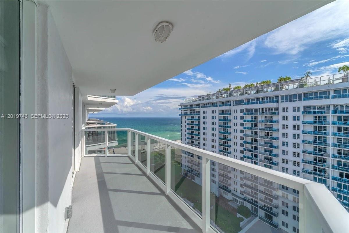 2401 Collins Ave 1807