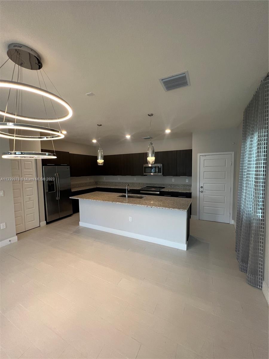 DOWNTOWN DORAL SOUTH PHAS - Residential Lease