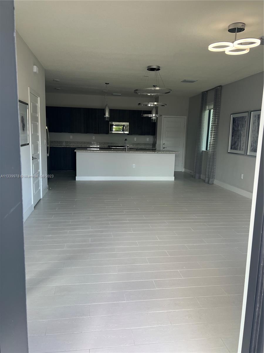 DOWNTOWN DORAL SOUTH PHAS - Residential Lease