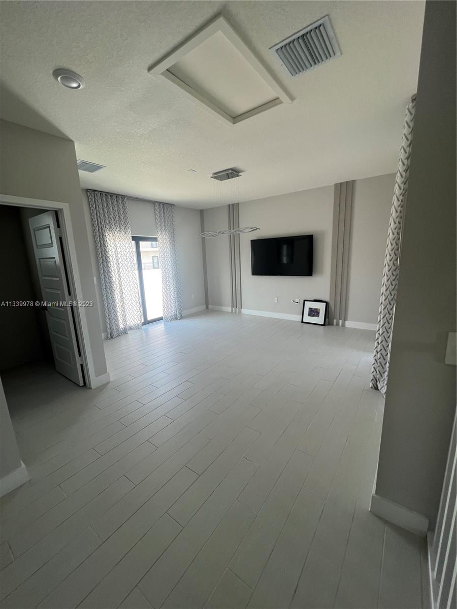 DOWNTOWN DORAL SOUTH PHAS - Residential Lease